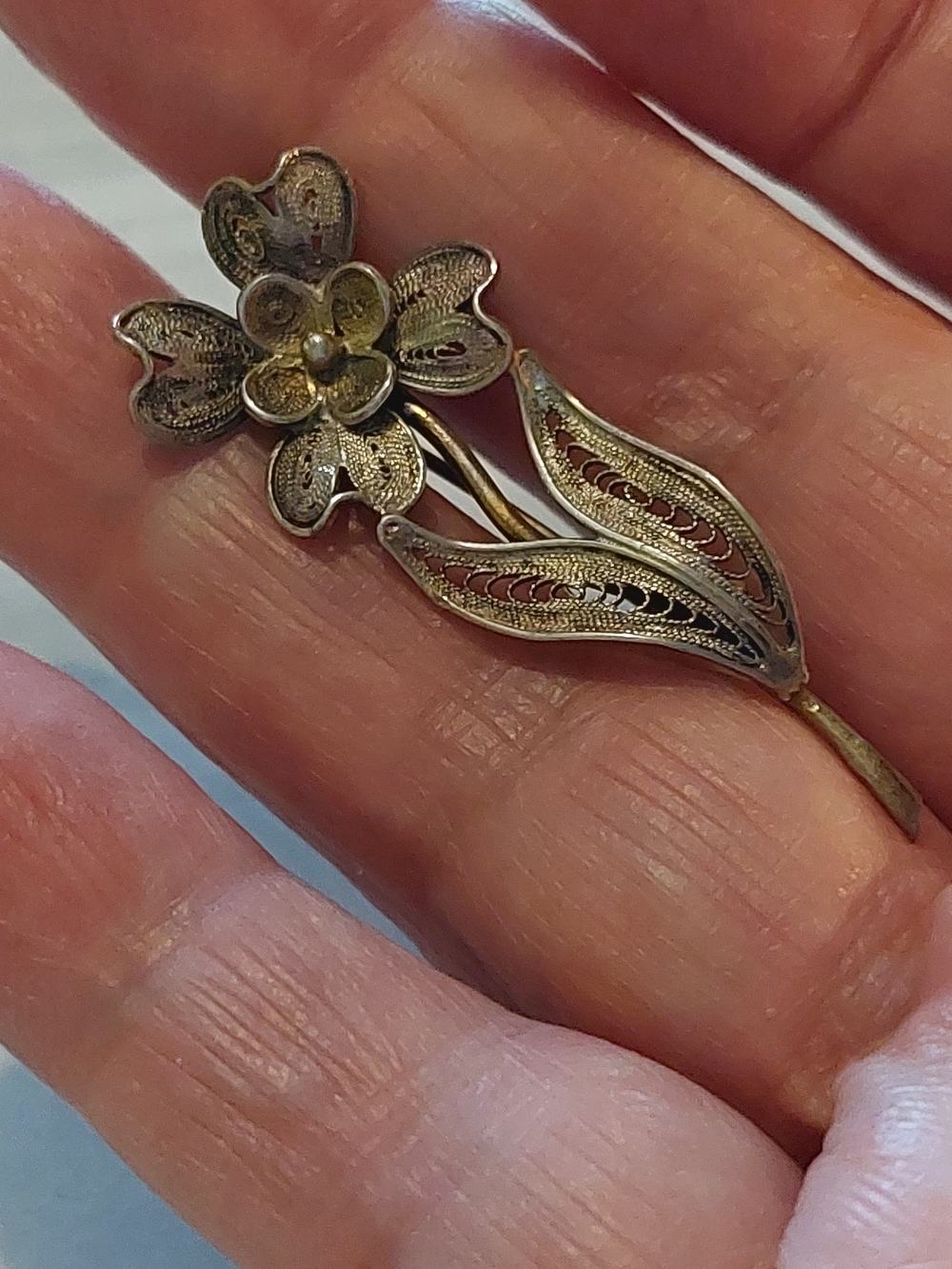 3.05 Gm Silver Openwork FILIGREE  C- CLASP VINTAGE DAINTY FLORAL BROOCH PIN